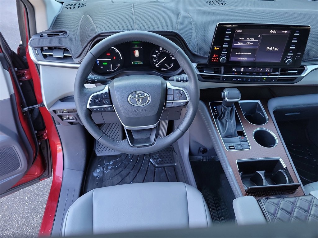 Used 2022 Toyota Sienna XLE image 18