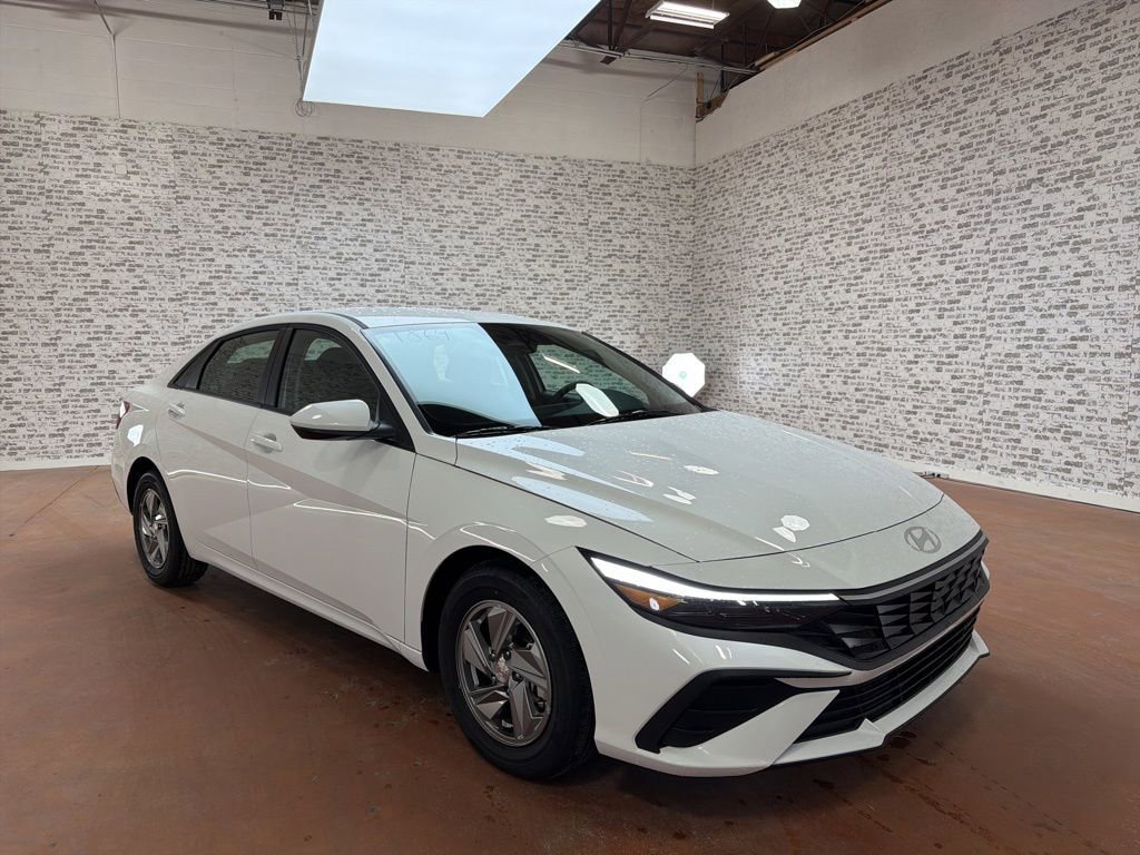 New 2026 Hyundai Elantra SE image 1