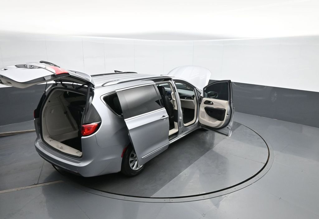 Used 2019 Chrysler Pacifica Touring-L image 40