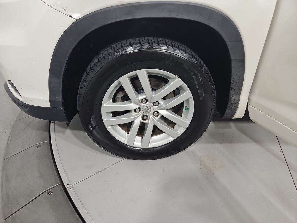 Used 2014 Toyota Highlander LE FWD image 26