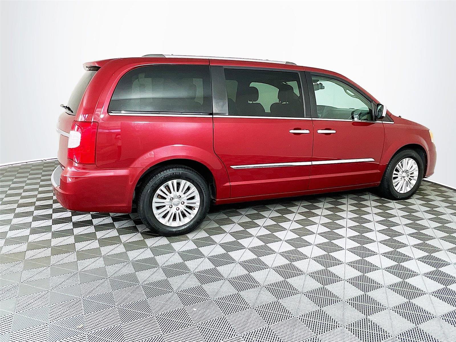 Used 2014 Chrysler Town & Country Limited w/ Luxury Group FWD image 10