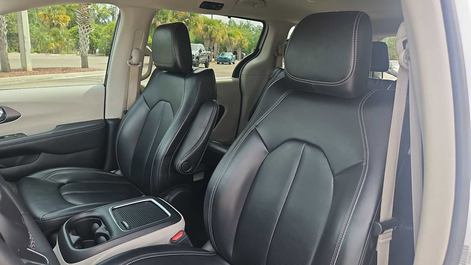 Used 2023 Chrysler Pacifica Touring-L image 13