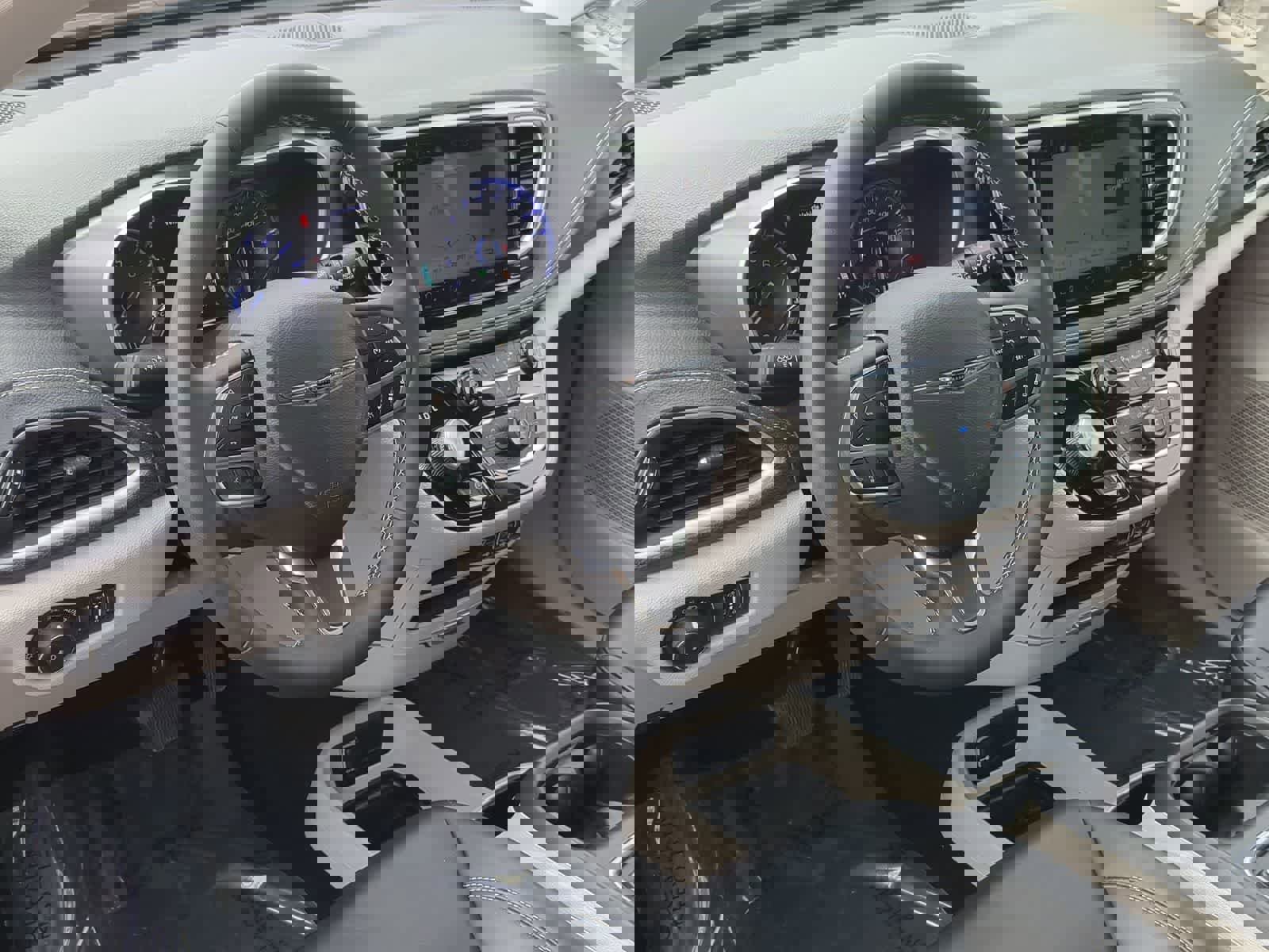 Used 2023 Chrysler Pacifica Touring-L image 10