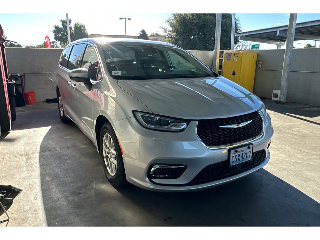 Used 2023 Chrysler Pacifica Touring-L FWD image 2