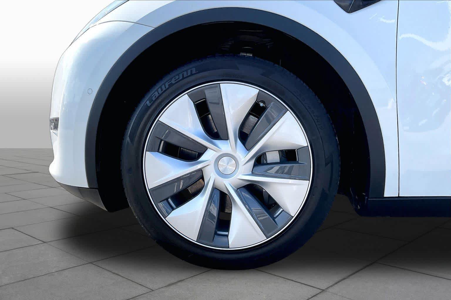 Used 2022 Tesla Model Y Long Range AWD/4WD image 11