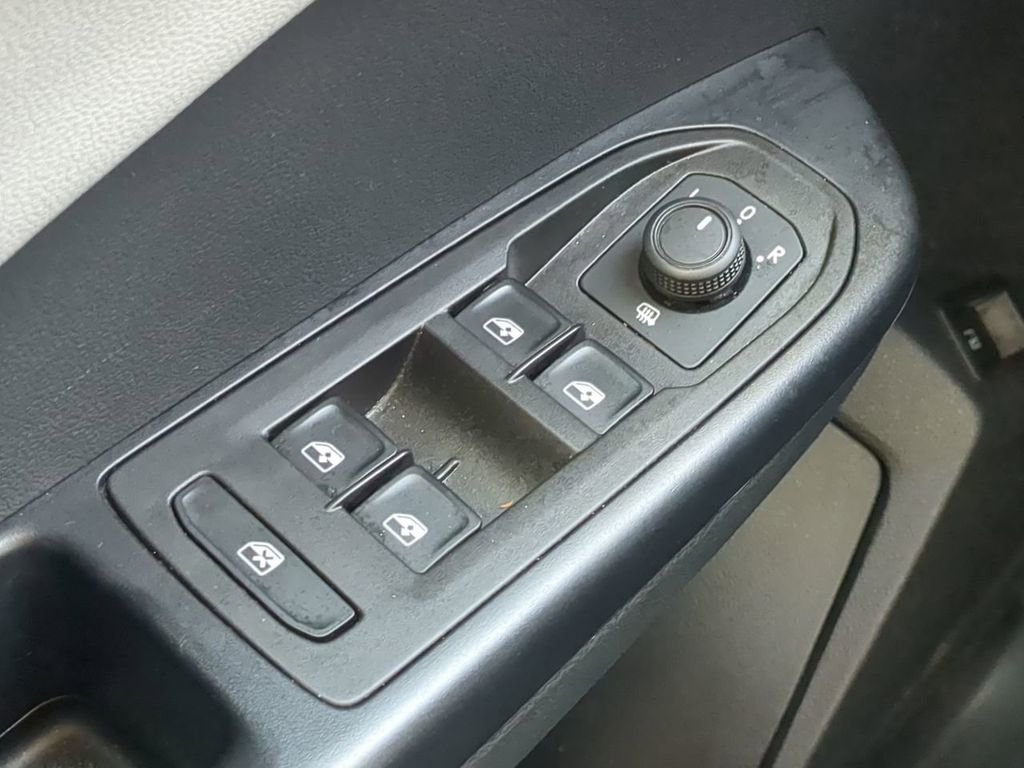 Used 2024 Volkswagen Taos SE image 25