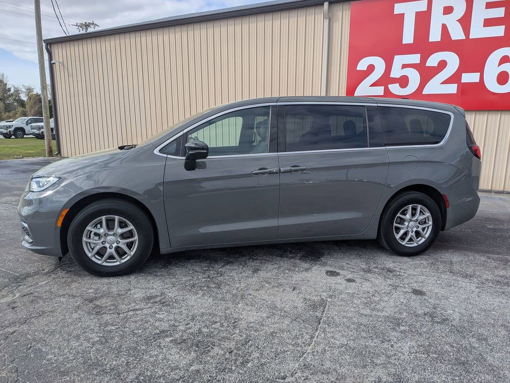 Used 2025 Chrysler Pacifica Select image 2