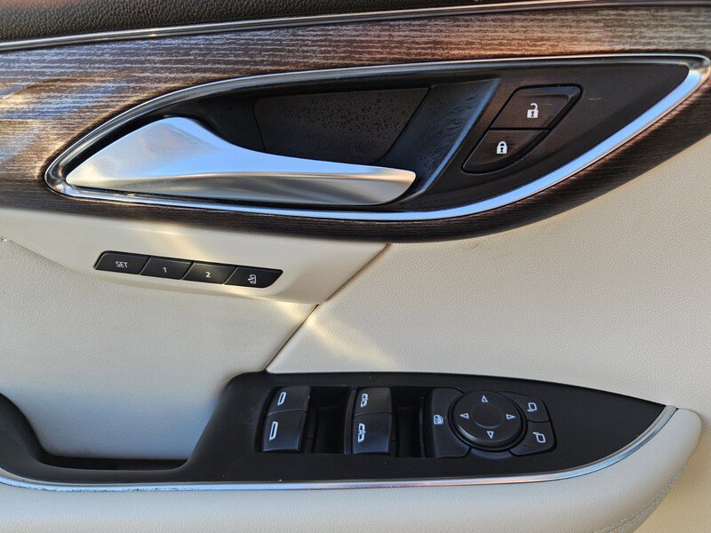 Used 2022 Buick Envision Avenir w/ Technology Package II image 18