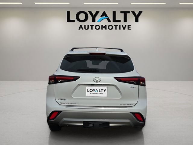 Used 2025 Toyota Highlander Platinum image 4