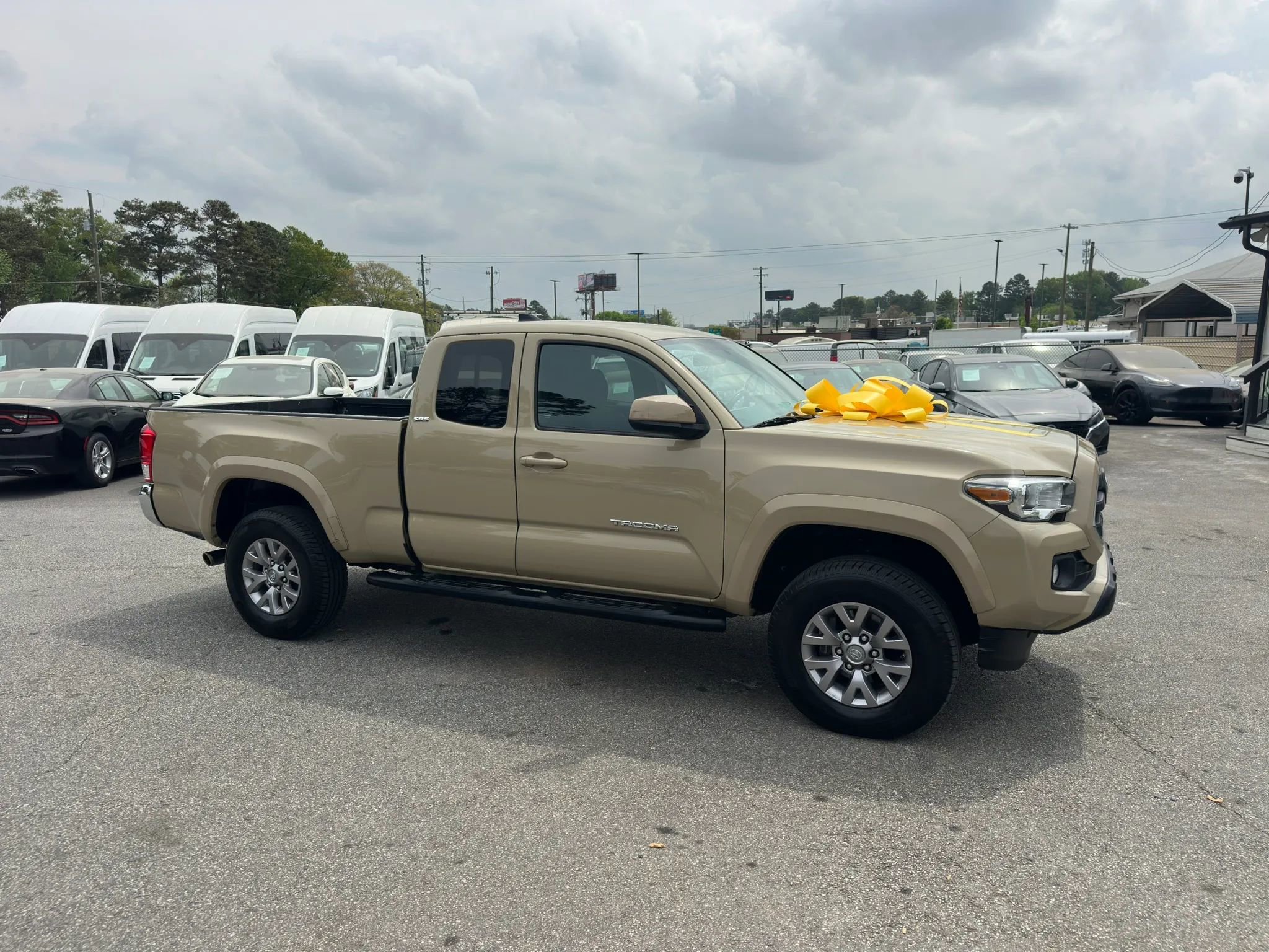 Used 2016 Toyota Tacoma SR5 w/ Exterior Package AWD/4WD image 10