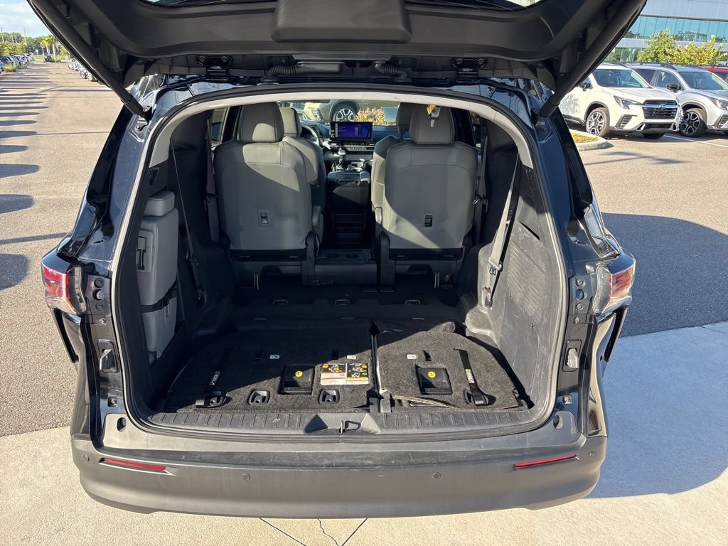 Used 2025 Toyota Sienna XLE FWD image 18