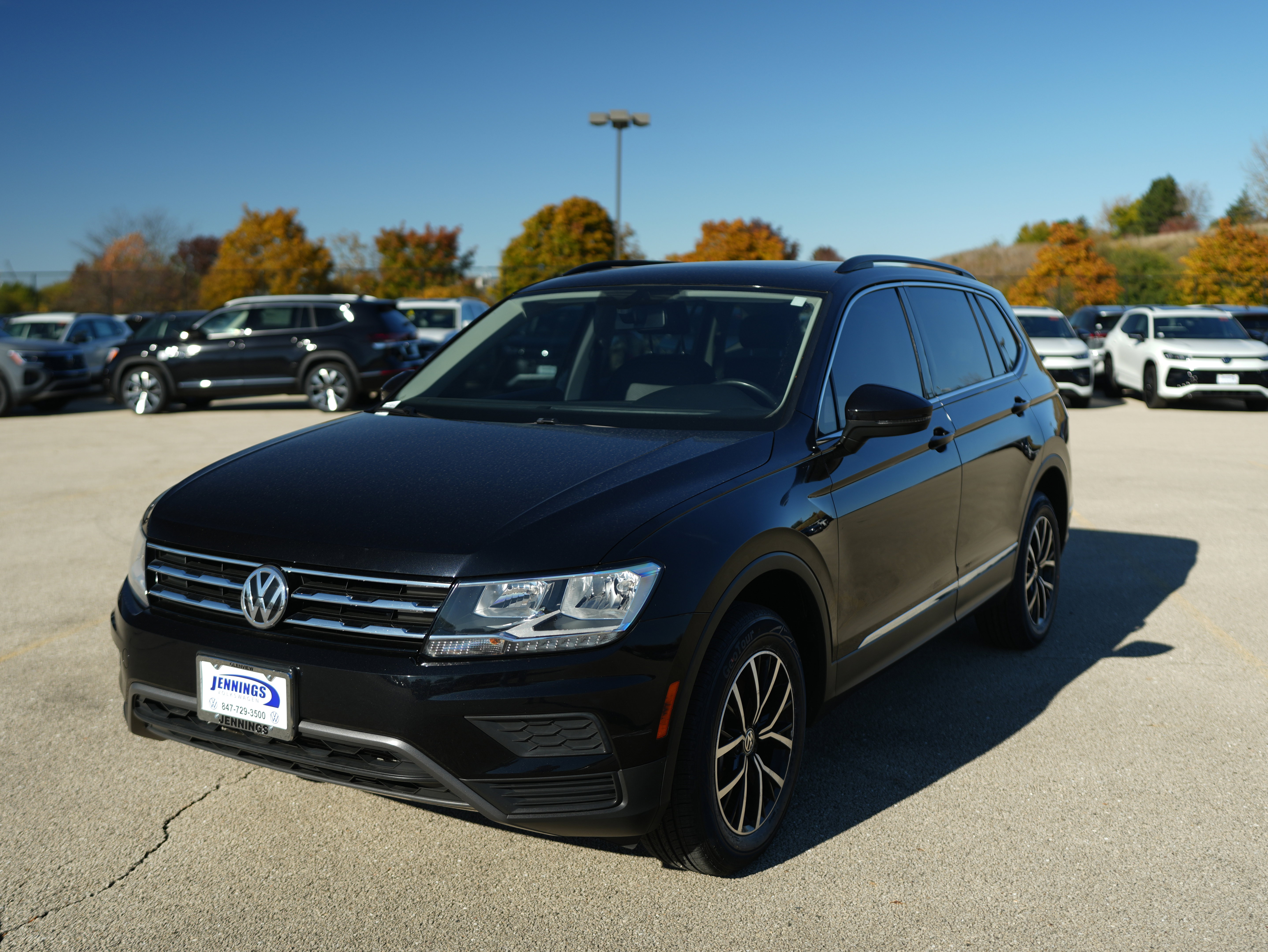 Used 2021 Volkswagen Tiguan SE w/ Panoramic Sunroof Package image 4