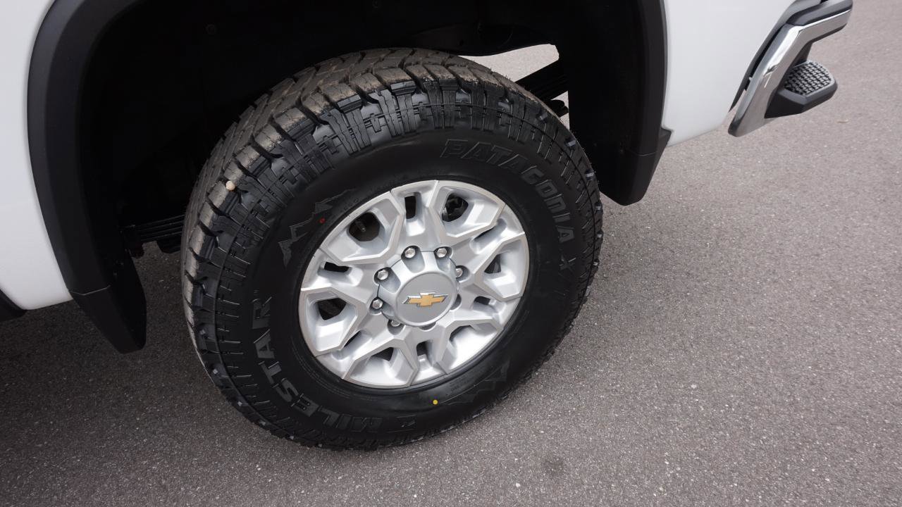 Used 2022 Chevrolet Silverado 2500 LT w/ Convenience Package AWD/4WD image 4