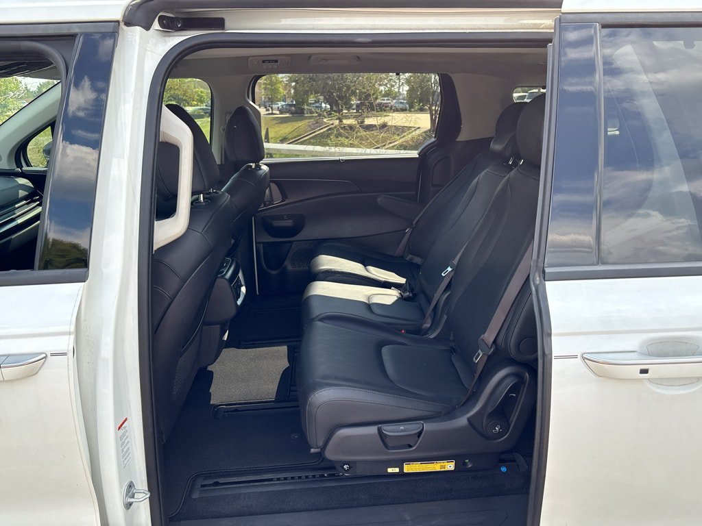 Used 2025 Kia Carnival SX w/ SX Dark Edition Package FWD image 27