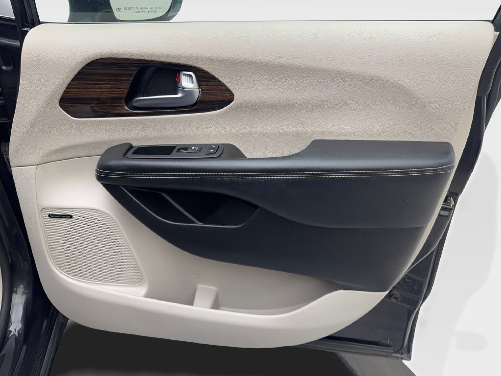 Used 2022 Chrysler Pacifica Limited FWD image 53
