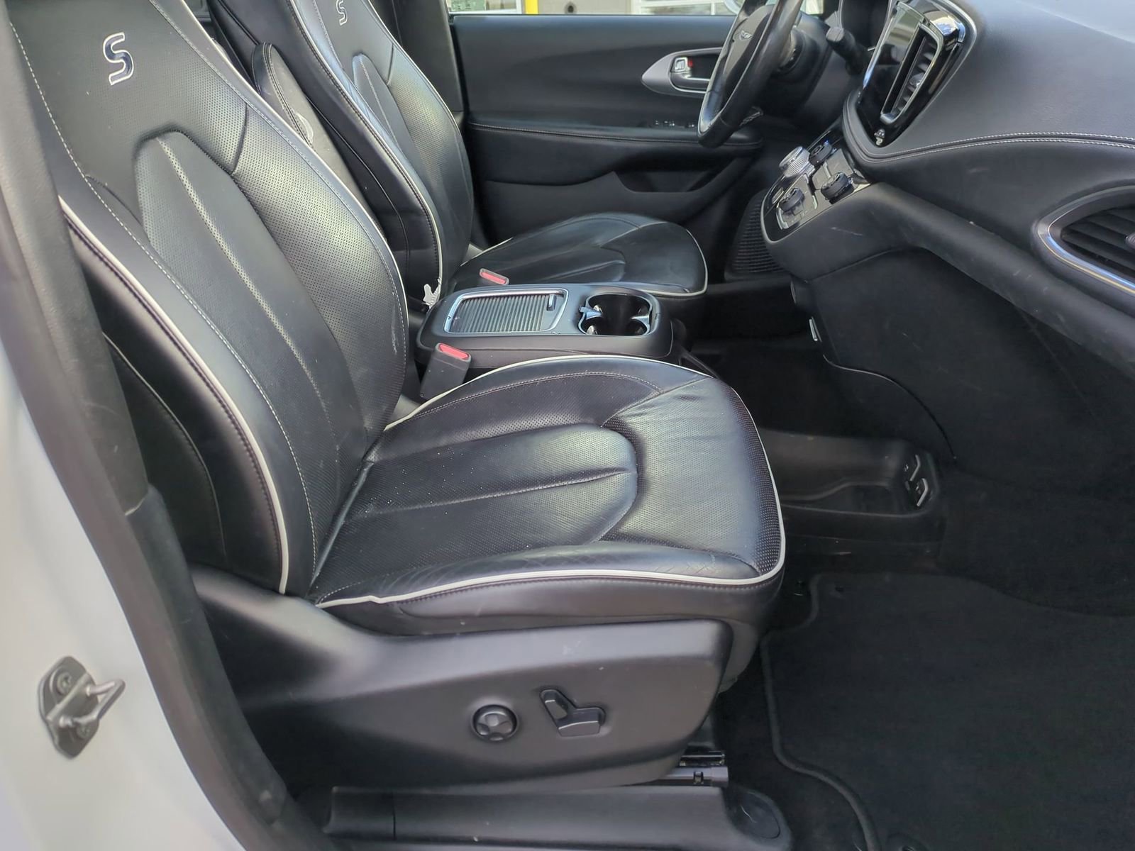 Used 2019 Chrysler Pacifica Limited w/ S Appearance Package image 32