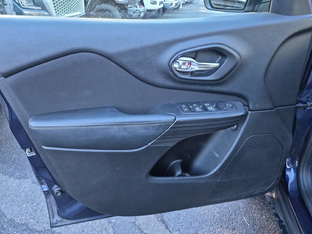 Used 2016 Jeep Cherokee Latitude FWD image 11