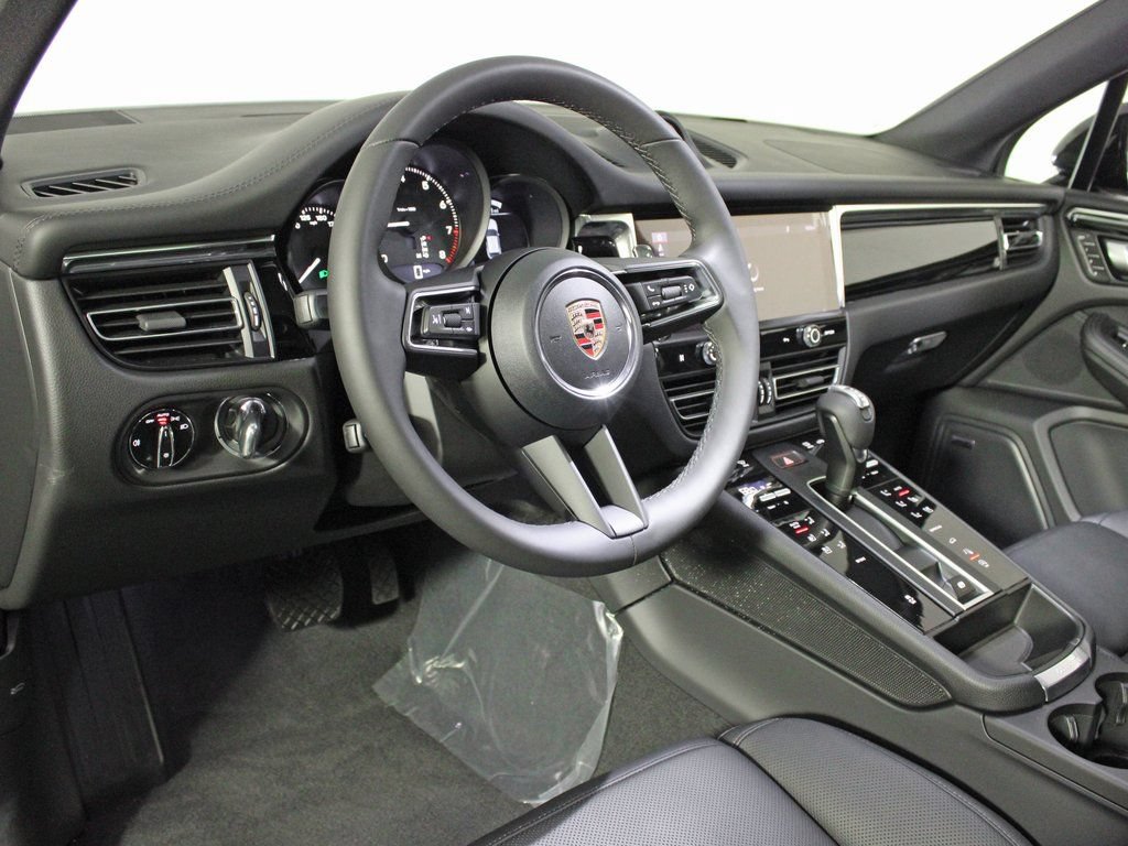 Certified 2026 Porsche Macan AWD/4WD image 4