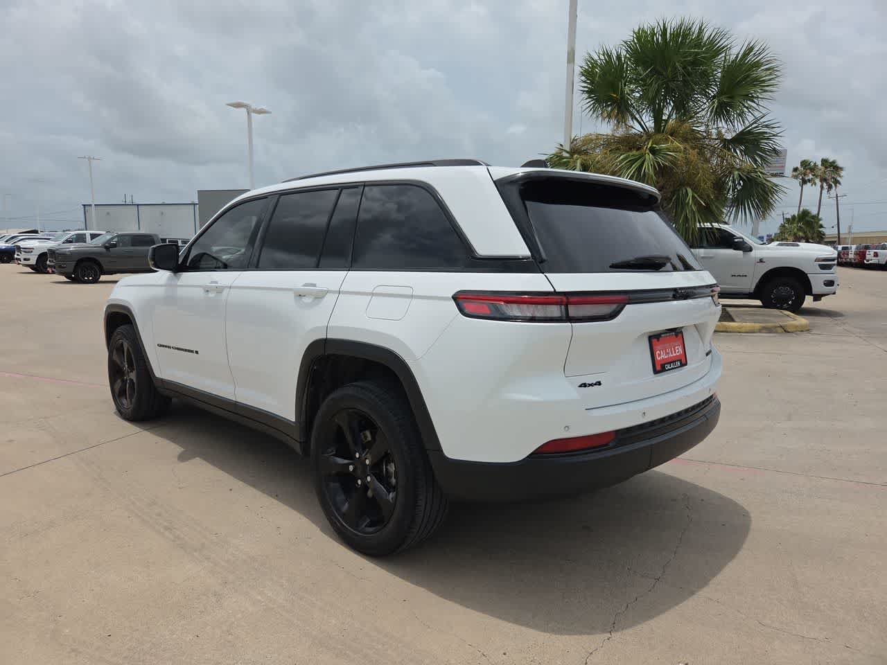 Used 2023 Jeep Grand Cherokee Limited w/ Black Appearance Package AWD/4WD image 12