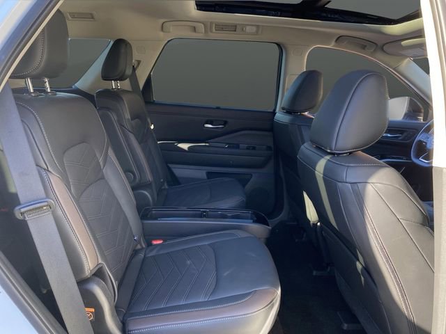 Used 2024 Nissan Pathfinder Platinum image 34