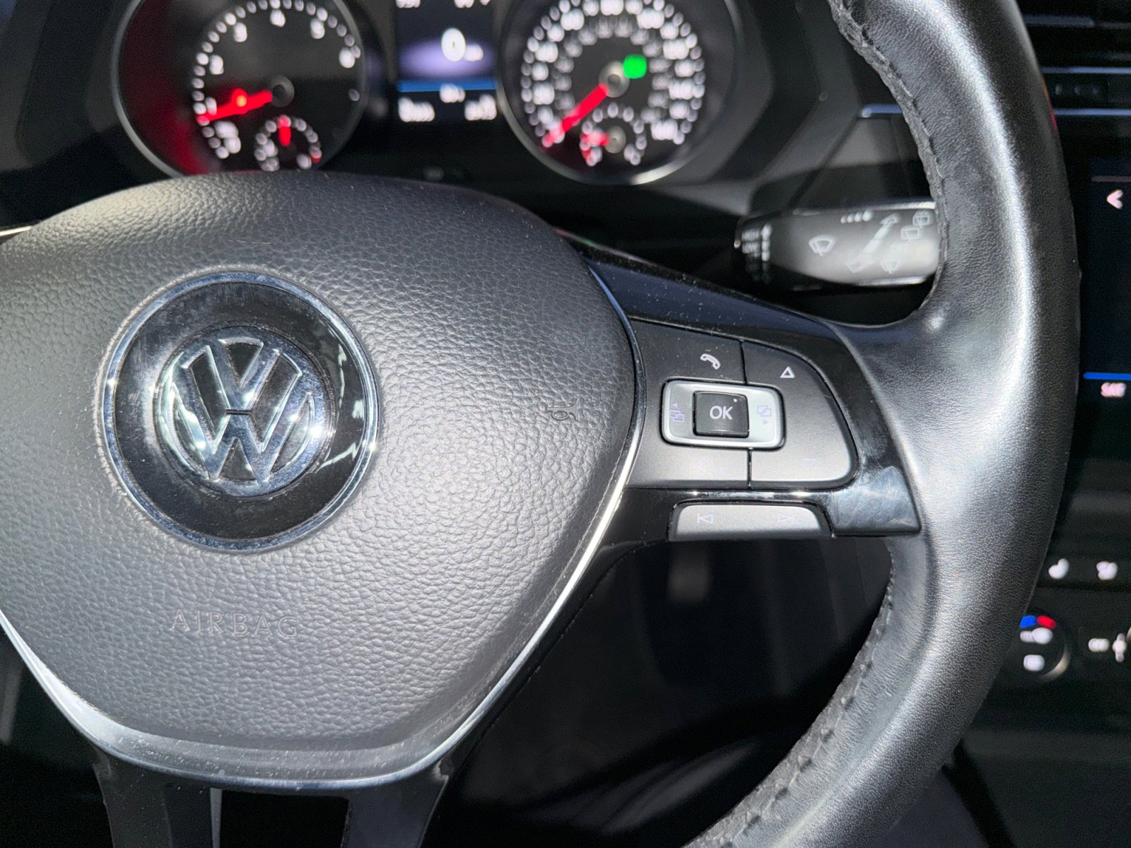 Used 2018 Volkswagen Tiguan SE w/ Panoramic Sunroof Package FWD image 18