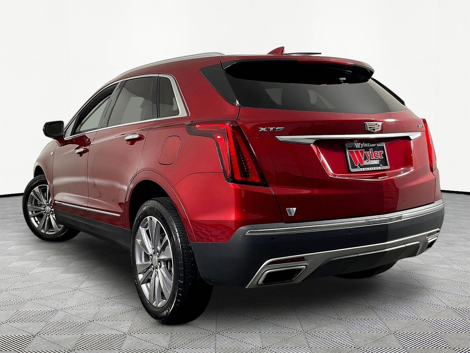 Used 2023 Cadillac XT5 Premium Luxury w/ LPO, Floor Liner Package FWD image 4