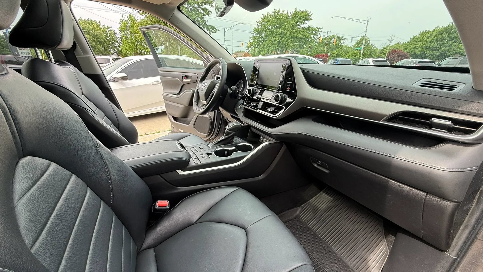 Used 2022 Toyota Highlander XLE AWD/4WD image 14