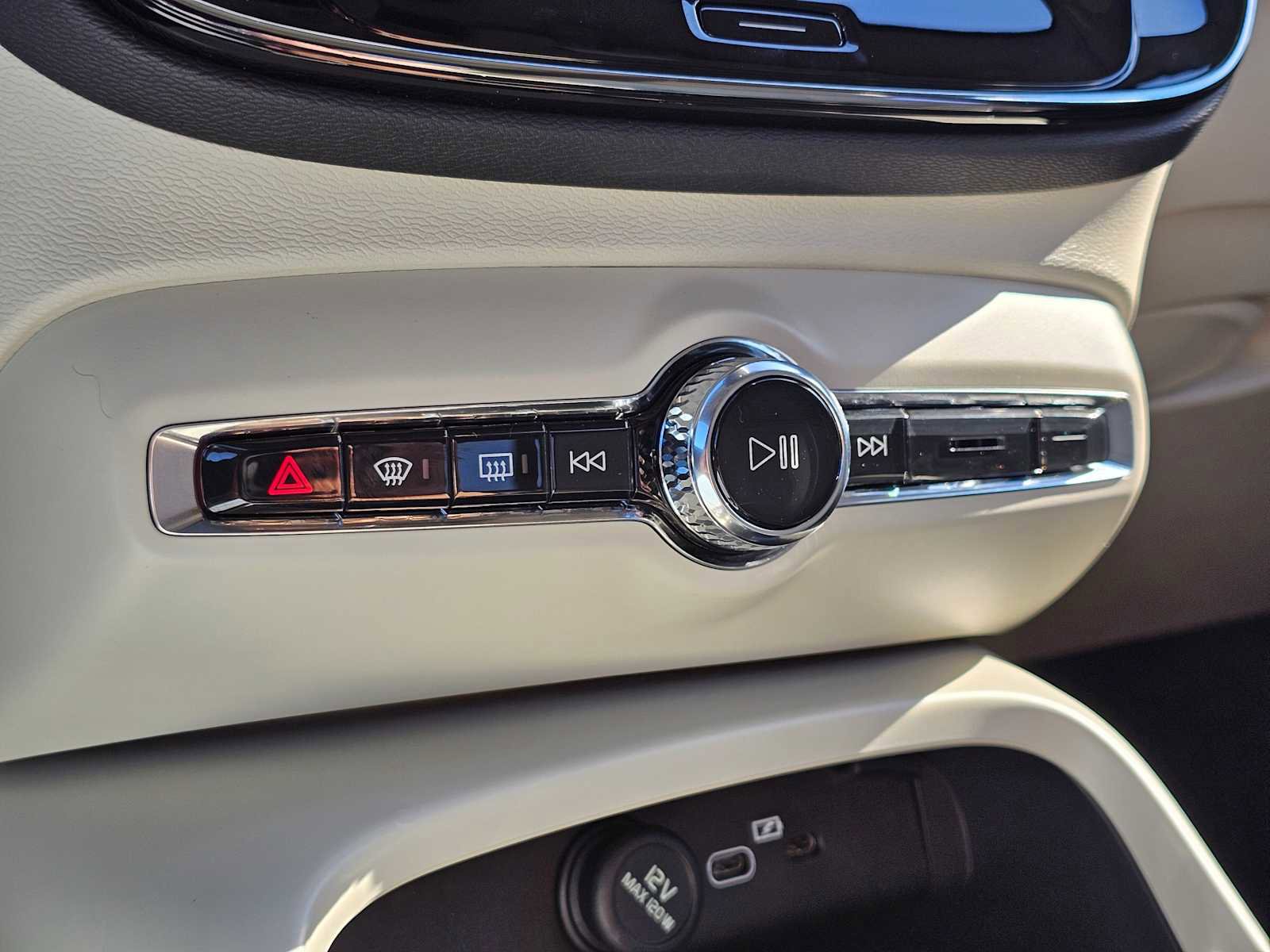 New 2025 Volvo XC40 B5 Plus w/ Climate Package image 24