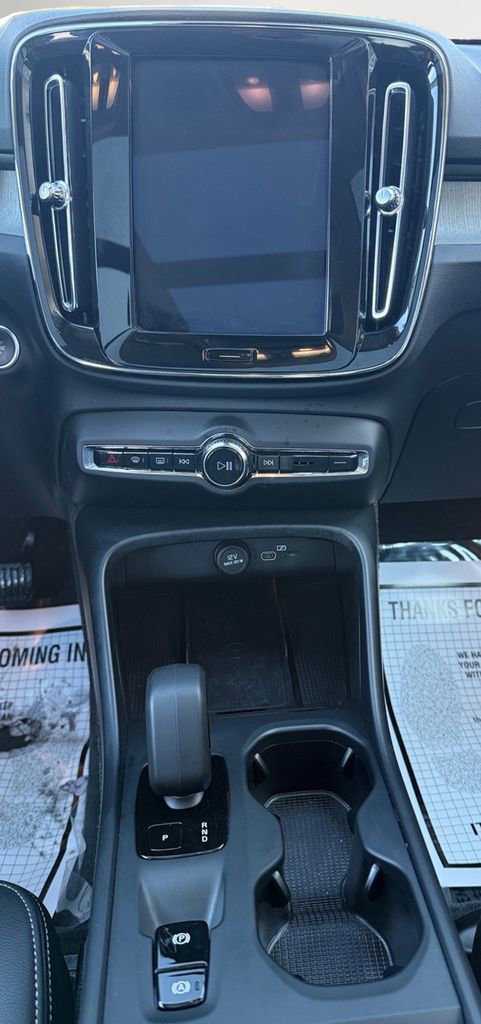 Used 2025 Volvo XC40 B5 Core image 17