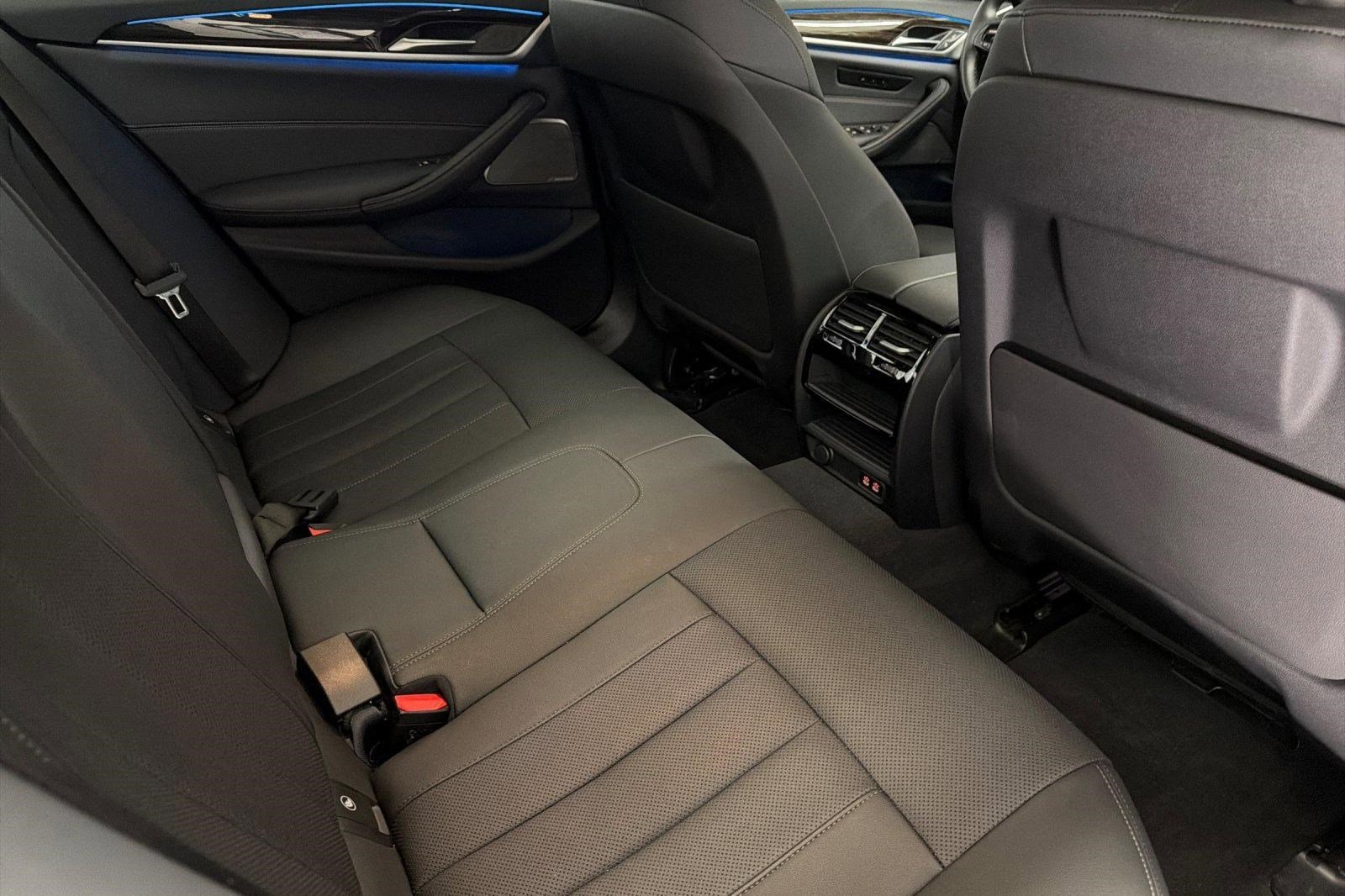 Used 2023 BMW 530e w/ Premium Package image 31