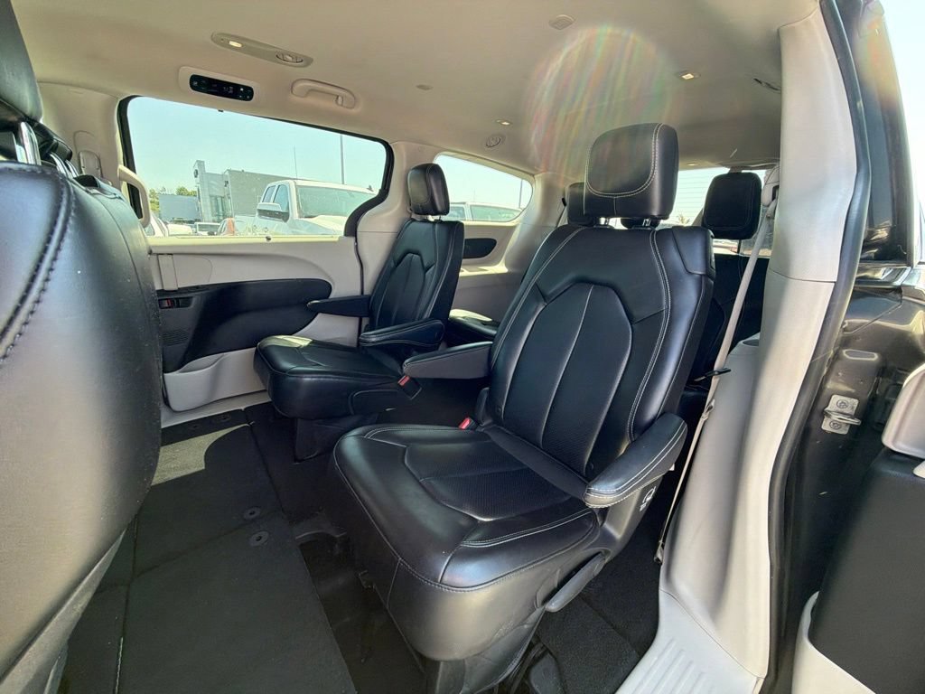 Used 2023 Chrysler Pacifica Touring-L FWD image 12