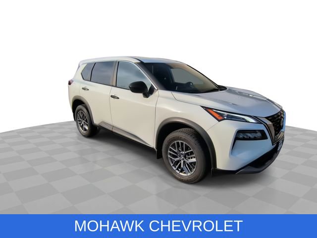 Used 2023 Nissan Rogue S image 2