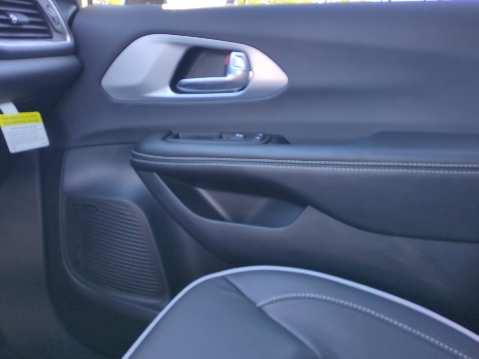 New 2026 Chrysler Pacifica Limited w/ Uconnect Theater Family Group image 16