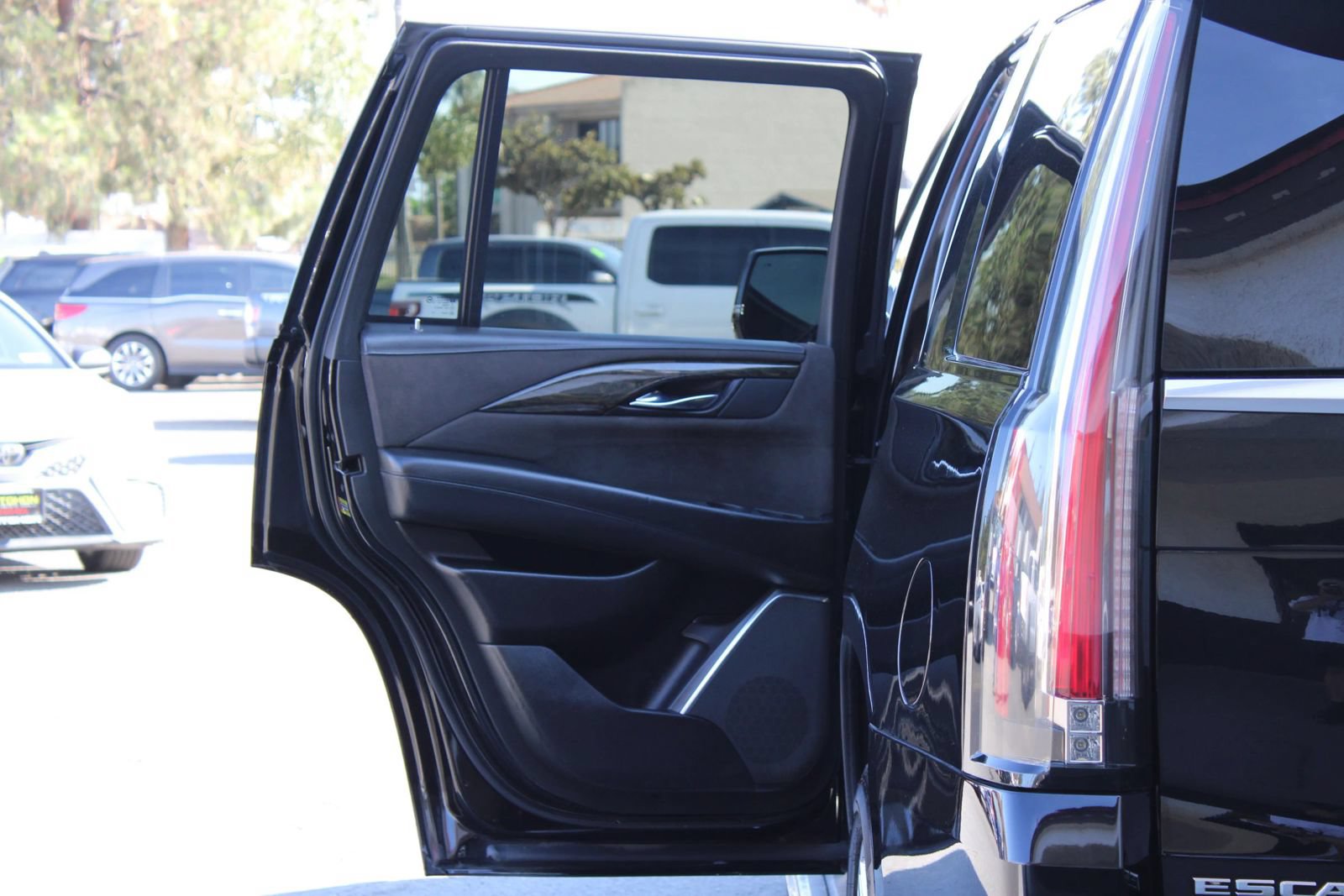Used 2016 Cadillac Escalade Platinum AWD/4WD image 13