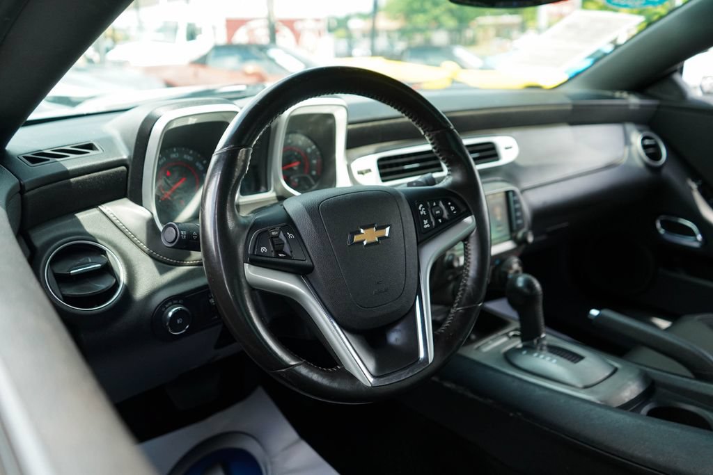 Used 2015 Chevrolet Camaro LT RWD image 5