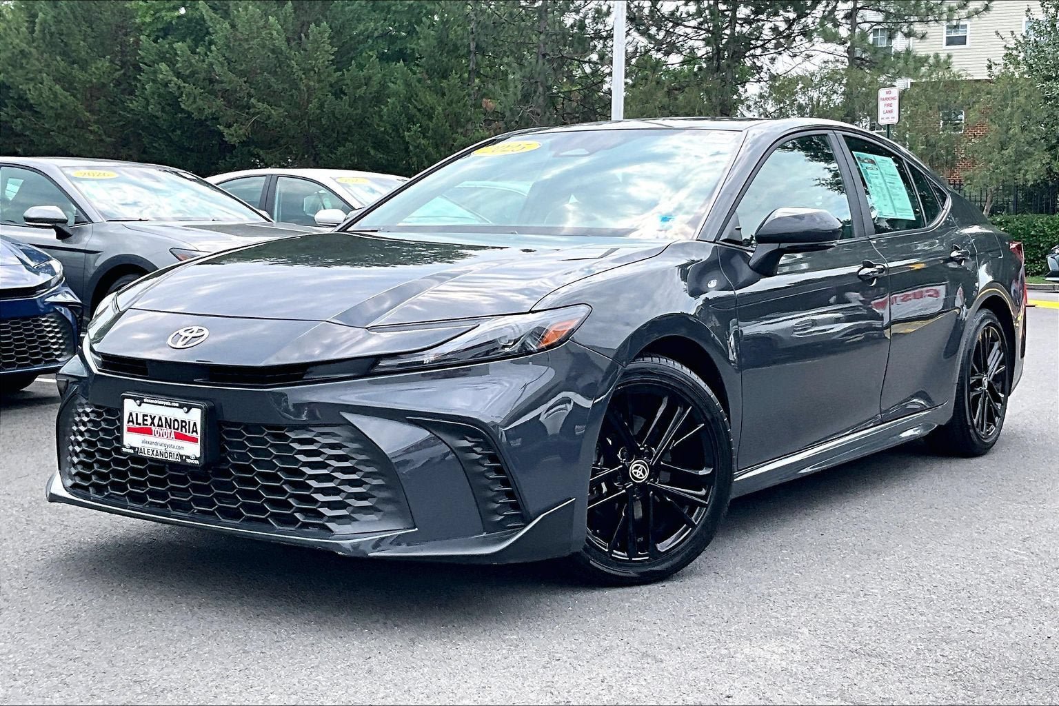 Used 2025 Toyota Camry SE FWD image 1
