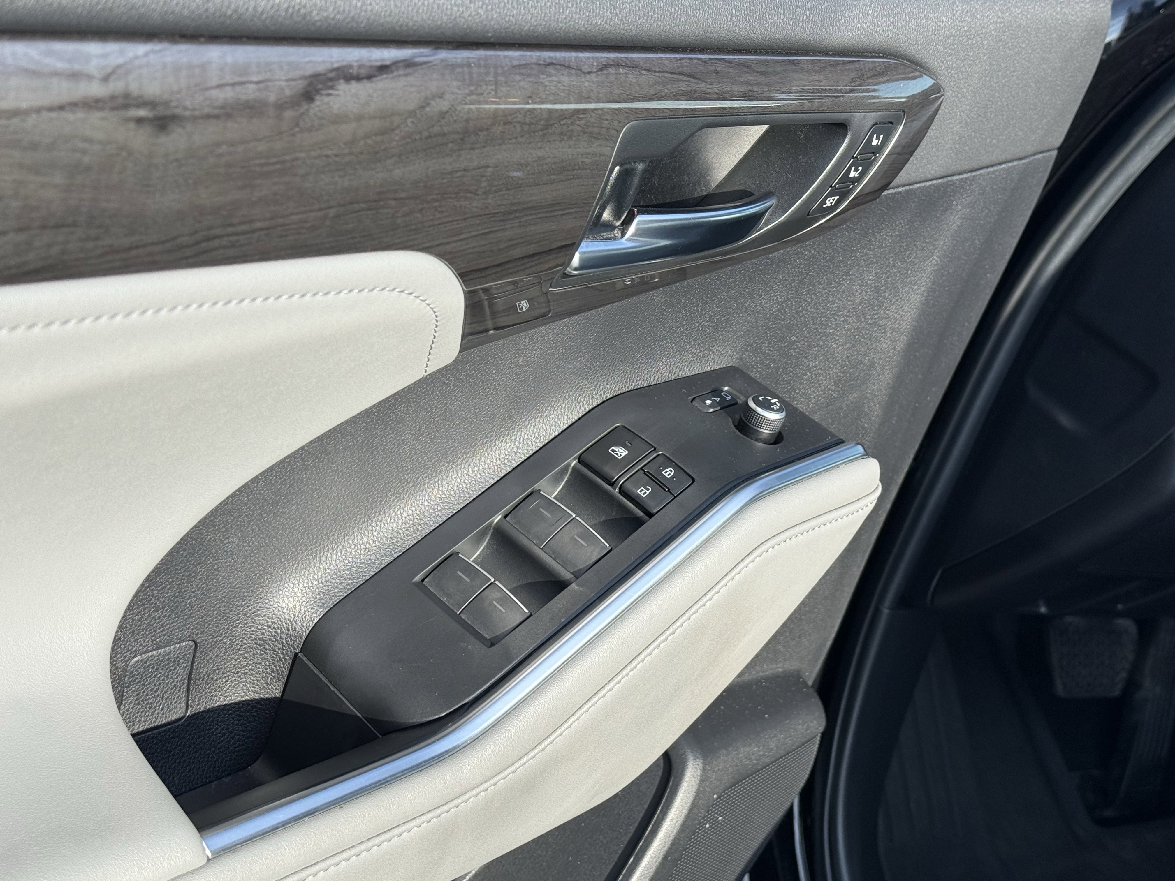 Used 2023 Toyota Highlander Limited image 23