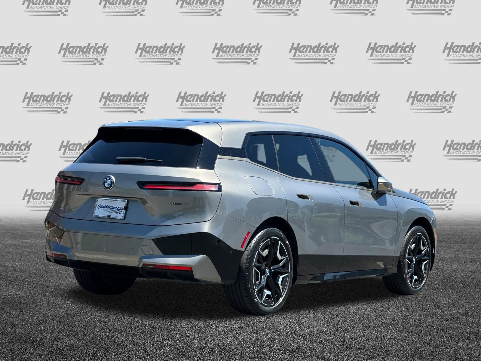 Used 2023 BMW iX xDrive50 w/ Sport Package AWD/4WD image 5