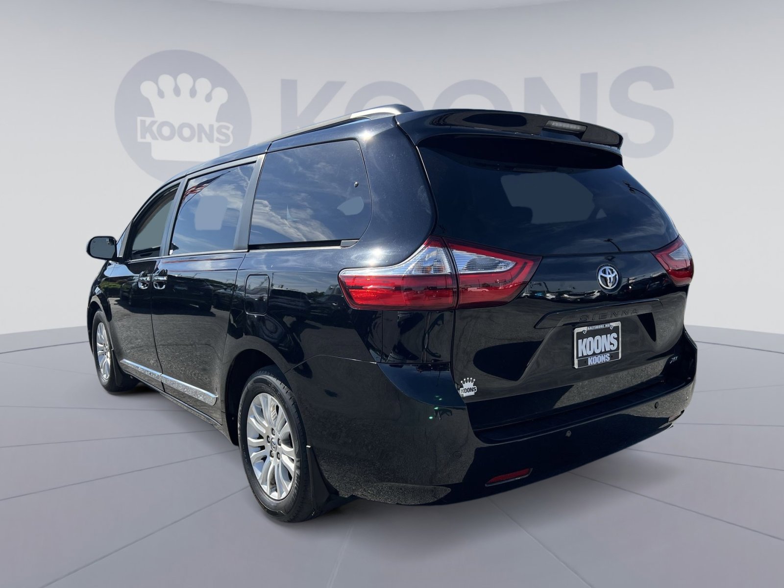 Used 2017 Toyota Sienna XLE w/ XLE Navigation Package FWD image 4