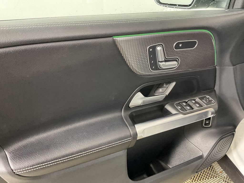 Used 2022 Mercedes-Benz GLB 250 4MATIC image 17