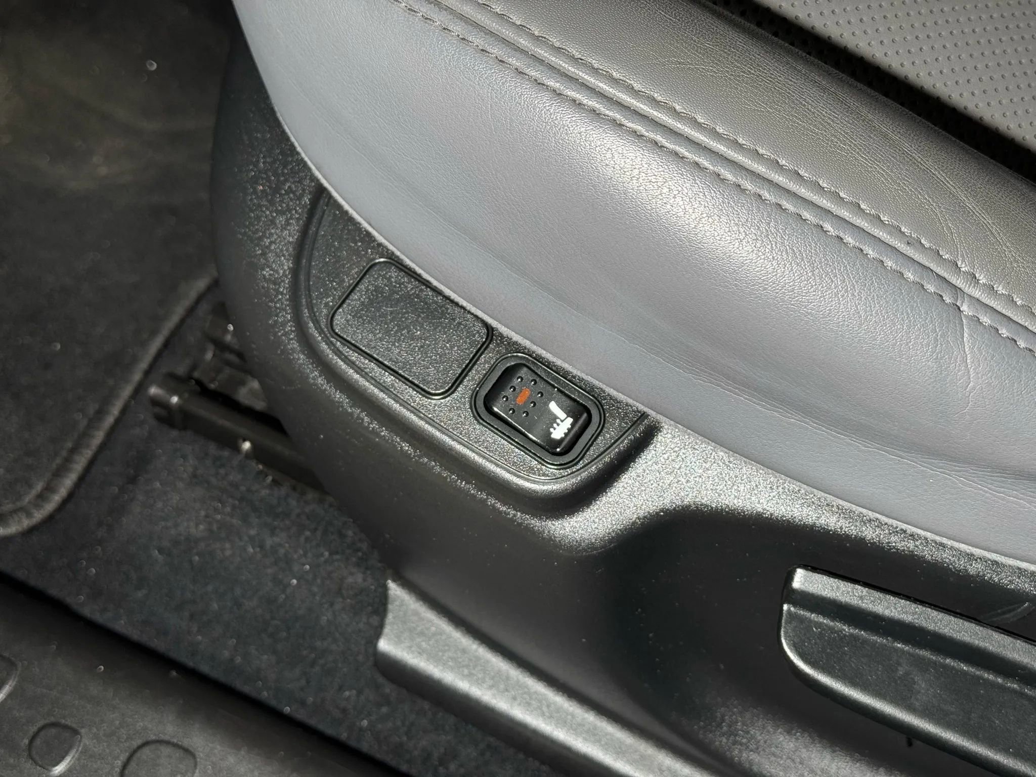 Used 2017 FIAT 500L Trekking w/ Dual-Pane Sunroof Package FWD image 42
