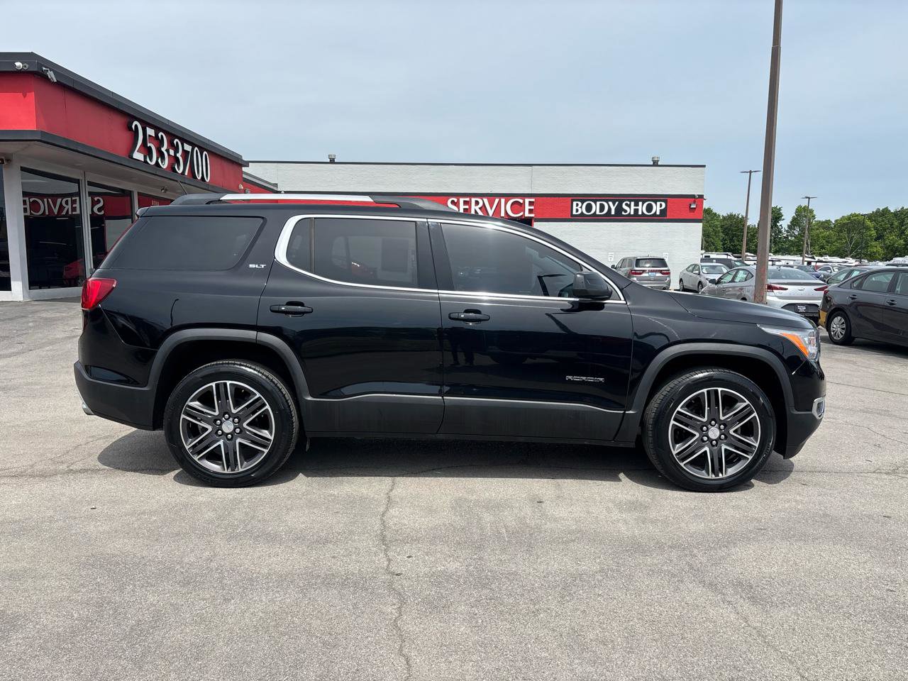 Used 2017 GMC Acadia SLT AWD/4WD image 2
