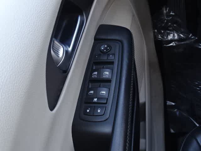 Used 2023 Chrysler Pacifica Touring-L FWD image 37