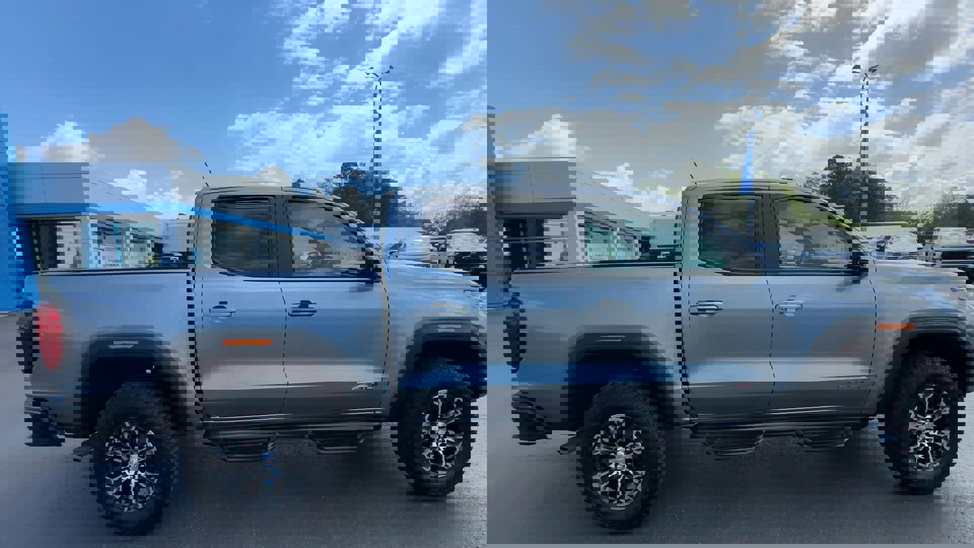 Used 2024 GMC Canyon AT4 w/ Technology Package AWD/4WD image 9