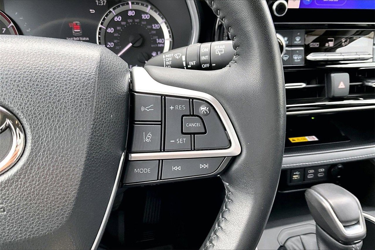 Used 2023 Toyota Highlander L image 28