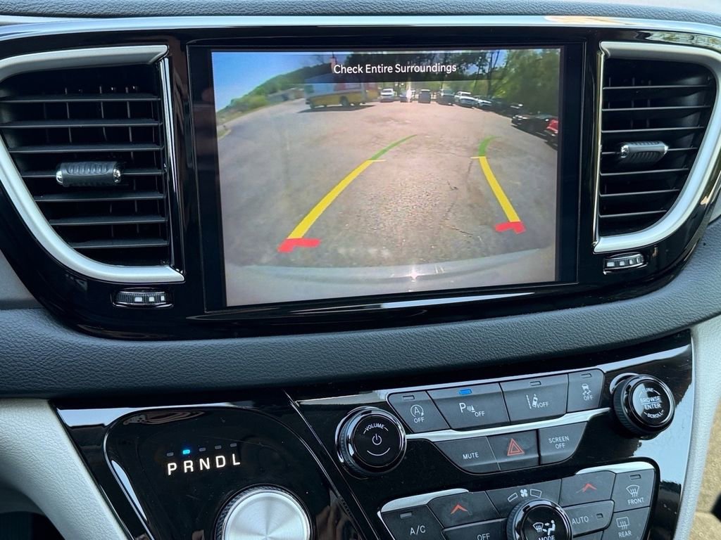 Used 2023 Chrysler Pacifica Touring-L image 27