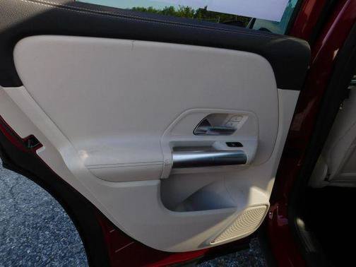 Used 2023 Mercedes-Benz GLA 250 4MATIC w/ Premium Package image 12
