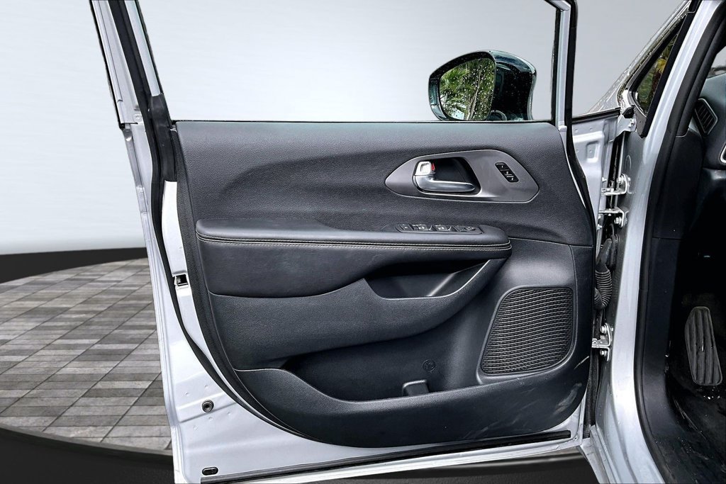 Certified 2026 Chrysler Pacifica Select FWD image 13