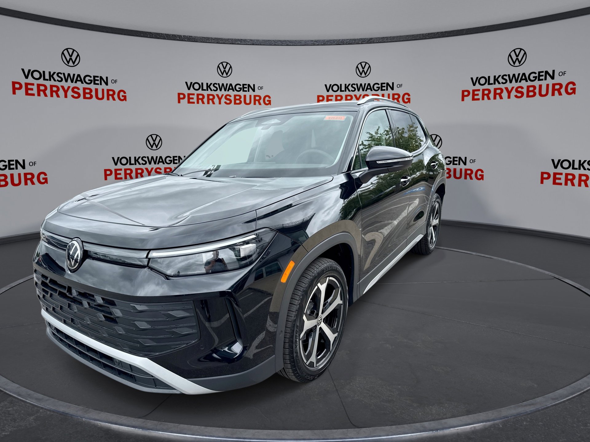 Used 2025 Volkswagen Tiguan SE image 4