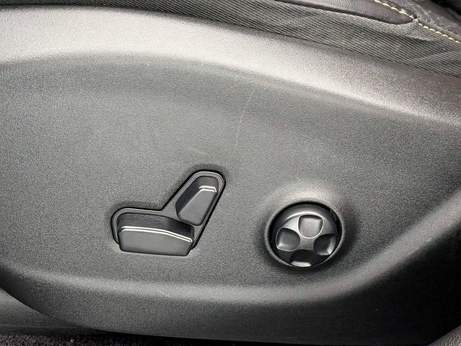 Used 2018 Jeep Cherokee Limited w/ Luxury Group image 18